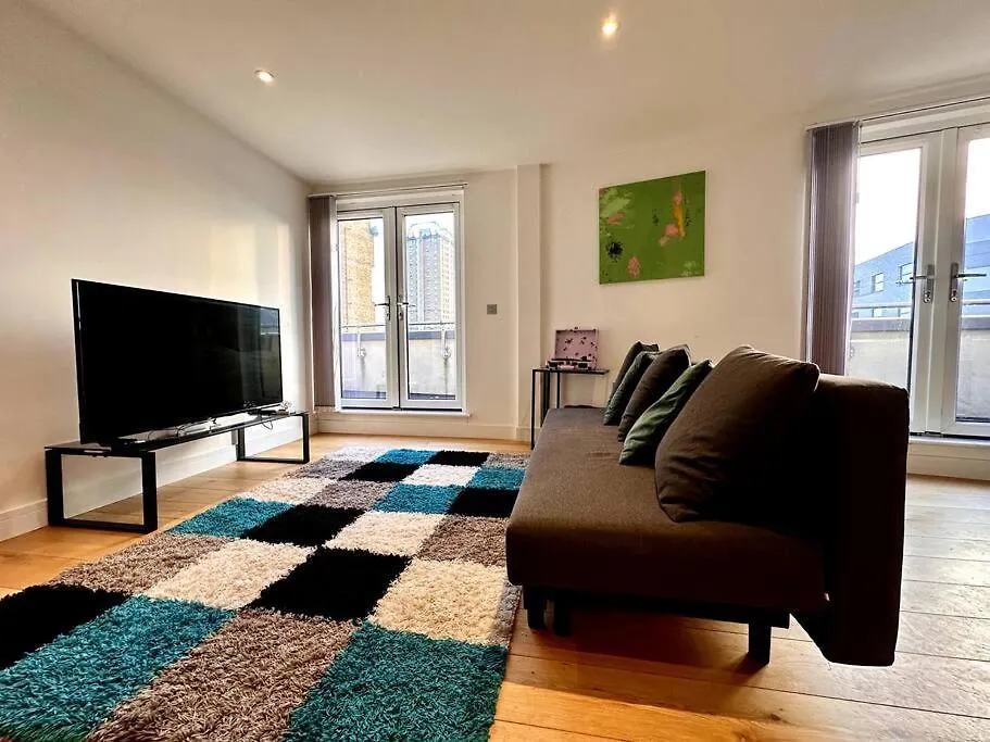 Royal London Gateway Apartment 0*,
